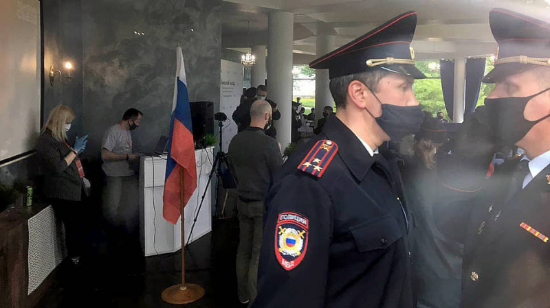 В Новгороде полиция пришла на съезд муниципальных депутатов