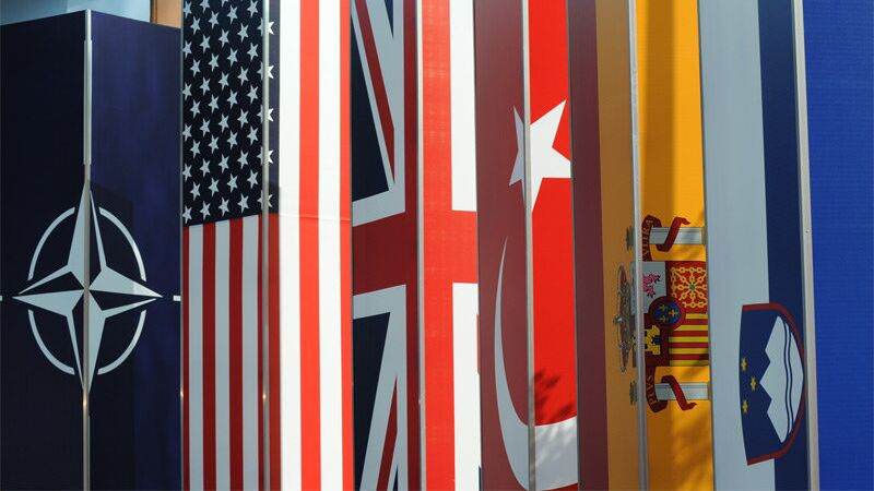 AP: заявления представителей США о России поставили страны НАТО в тупик