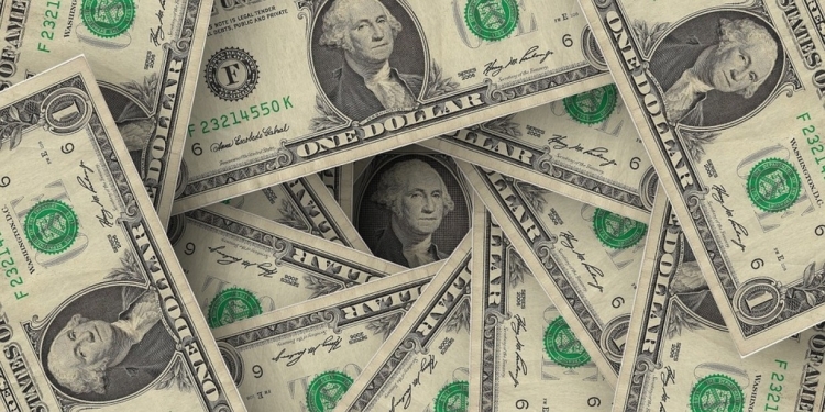 Финансовый аналитик рассказал, почему опасно покупать доллары 
