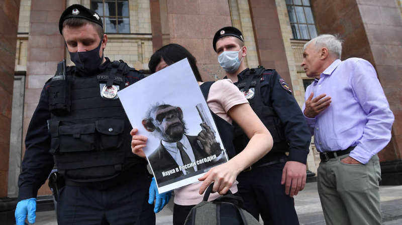 В Москве полиция задержала 20 участников акции против закона о просветительской деятельности