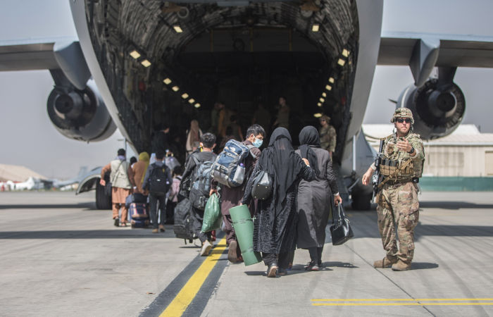 Великобритания и США предупредили об угрозе безопасности в аэропорту Кабула