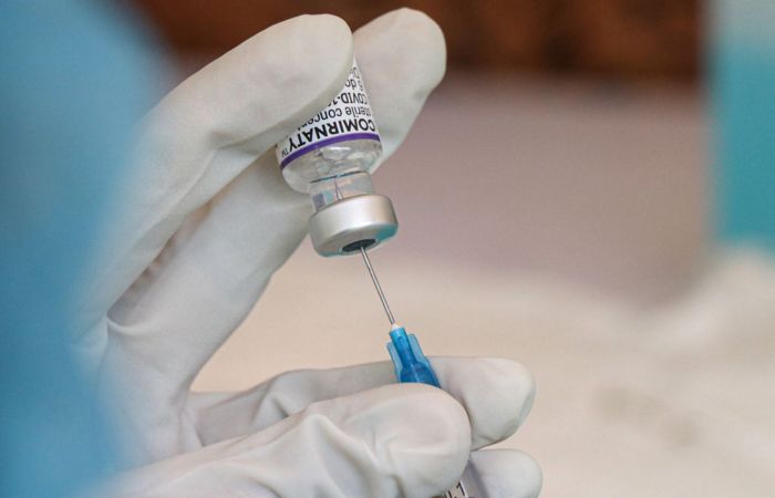 Регулятор США одобрил третью прививку Pfizer людям из категории риска