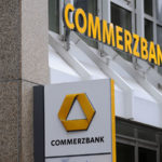 Правительство ФРГ решило пока больше не продавать акции Commerzbank