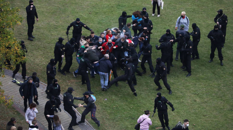 В центре Минска произошло столкновение протестующих и силовиков
